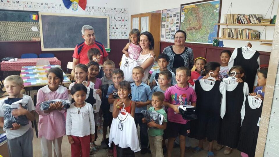 Copii din satul Bahna Arini, dascălii lor și învățătoarea Nicoleta Bogoș (în mijloc, cu copilul în brațe)