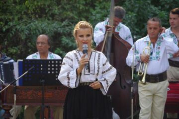 Mihaela Bârsan, realizatorul emisiunii „Izvoare” de la Intermedia Suceava, prezentatoarea evenimentului