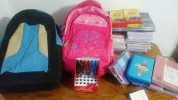 Zeci de copii săraci din satul Bahna Arini și din municipiul Câmpulung Moldovenesc au primit uniforme și rechizite