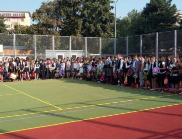 Terenul de sport de la Șc. Nr. 8, dat în folosință în prima zi a anului școlar