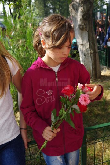 Pe copiii din Pătrăuți nu i-a așteptat nimeni cu flori în prima zi de școală