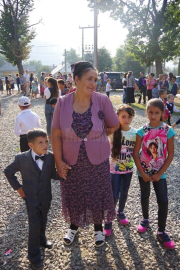 Pe copiii din Pătrăuți nu i-a așteptat nimeni cu flori în prima zi de școală