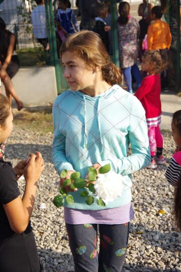 Pe copiii din Pătrăuți nu i-a așteptat nimeni cu flori în prima zi de școală