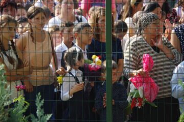 Pe copiii din Pătrăuți nu i-a așteptat nimeni cu flori în prima zi de școală