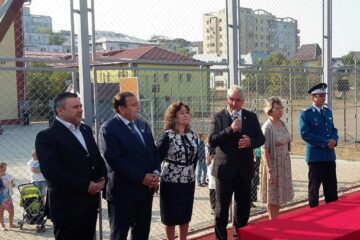 Ioan Balan, Gheorghe Flutur și Ion Lungu, la inaugurarea celui mai modern teren de sport din Suceava, la Șc. Nr. 8