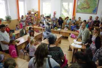 Pe copiii din Pătrăuți nu i-a așteptat nimeni cu flori în prima zi de școală