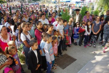 Copii, părinți și bunici, în prima zi de școală