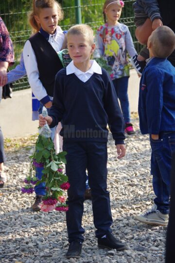 Pe copiii din Pătrăuți nu i-a așteptat nimeni cu flori în prima zi de școală