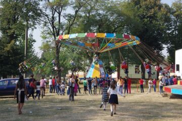 Pe copiii din Pătrăuți nu i-a așteptat nimeni cu flori în prima zi de școală