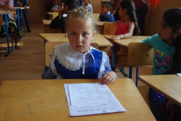 Pe copiii din Pătrăuți nu i-a așteptat nimeni cu flori în prima zi de școală