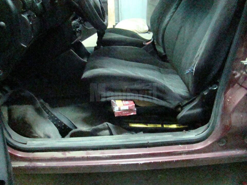 Autoturisme cu spații special amenajate pentru transportul ilegal de țigări, descoperite în PTF Siret