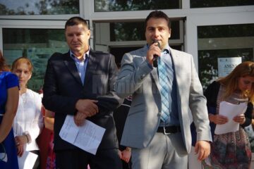 Pe copiii din Pătrăuți nu i-a așteptat nimeni cu flori în prima zi de școală