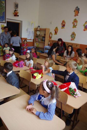 Pe copiii din Pătrăuți nu i-a așteptat nimeni cu flori în prima zi de școală
