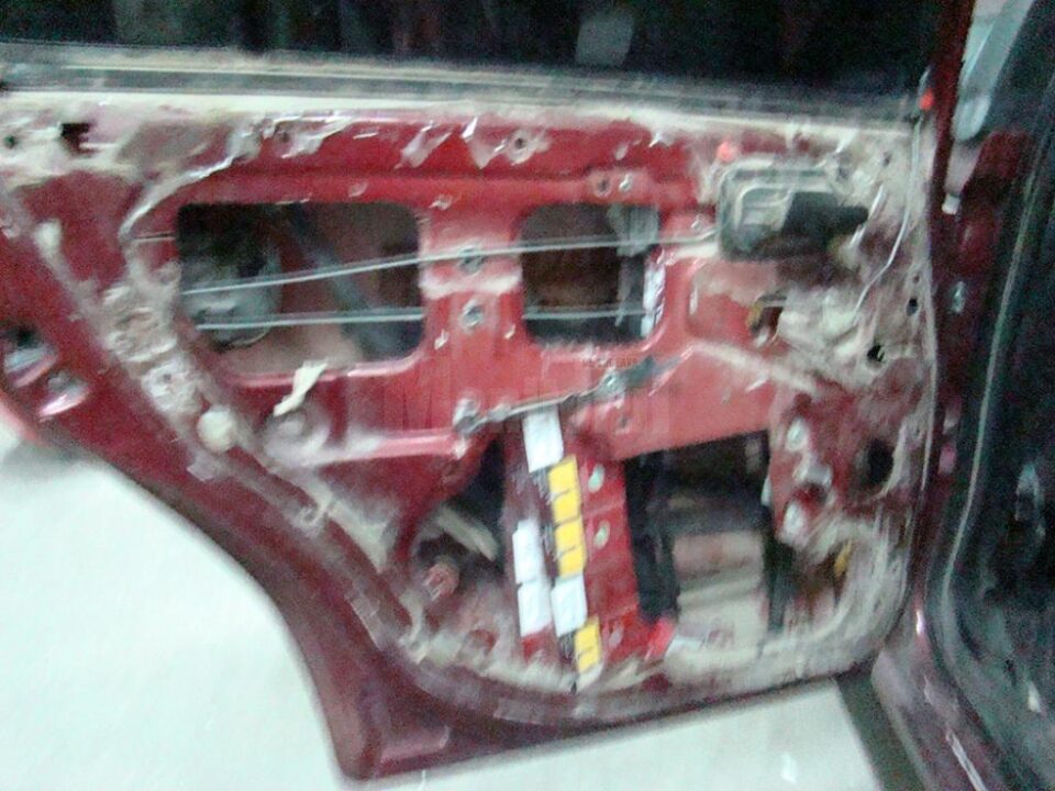 Autoturisme cu spații special amenajate pentru transportul ilegal de țigări, descoperite în PTF Siret