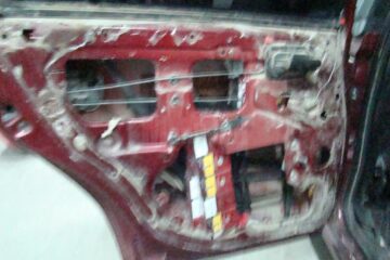 Autoturisme cu spații special amenajate pentru transportul ilegal de țigări, descoperite în PTF Siret