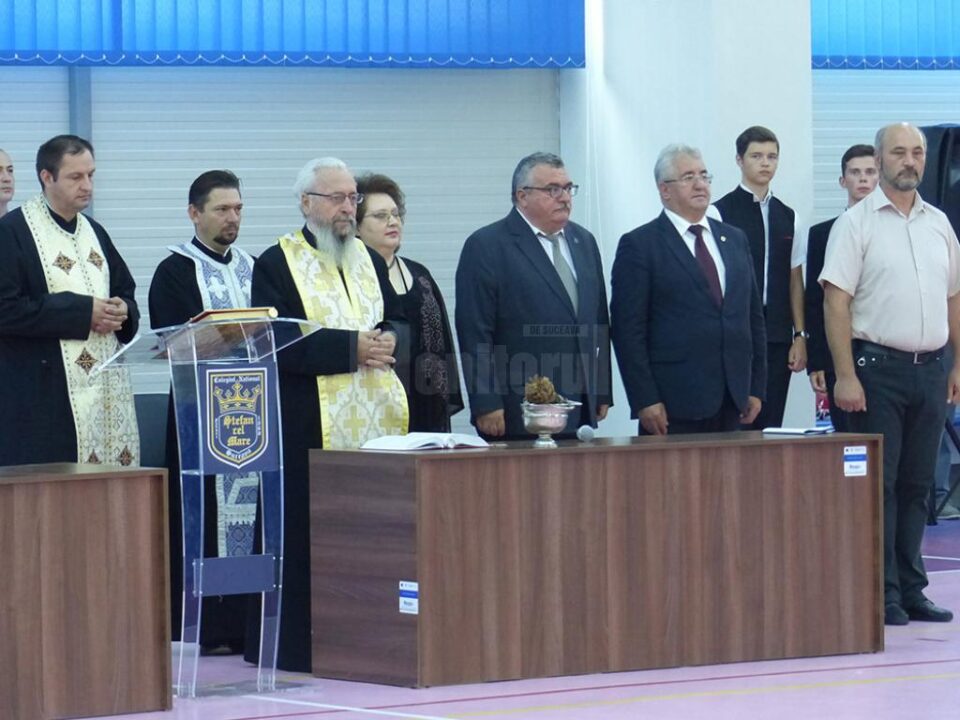 Oficialități binevoitoare, discursuri motivaționale și elevi lipsiți de griji, la festivitățile de deschidere a noului an școlar
