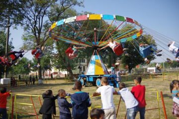 Pe copiii din Pătrăuți nu i-a așteptat nimeni cu flori în prima zi de școală