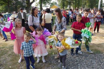 Pe copiii din Pătrăuți nu i-a așteptat nimeni cu flori în prima zi de școală