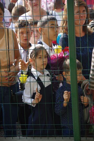 Pe copiii din Pătrăuți nu i-a așteptat nimeni cu flori în prima zi de școală