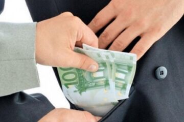Bărbatul a fost prins în flagrant în timp ce oferea cei o mie de euro. Foto: pentrutimisoara.ro
