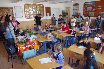 În clasa I flori sunt doar pe masa Doamnei