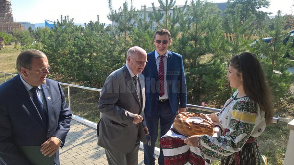 Oaspeți întâmpinați cu pâine și sare