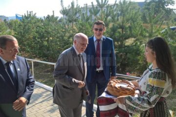 Oaspeți întâmpinați cu pâine și sare