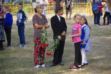 Pe copiii din Pătrăuți nu i-a așteptat nimeni cu flori în prima zi de școală