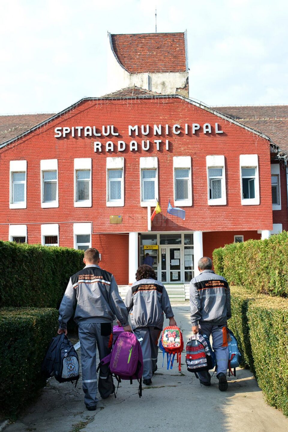 Angajați ai Schweighofer duc ghiozdane copiilor internați în spitalele din Rădăuți și Siret
