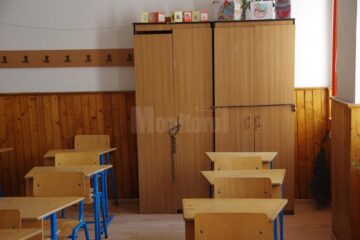 Pe copiii din Pătrăuți nu i-a așteptat nimeni cu flori în prima zi de școală