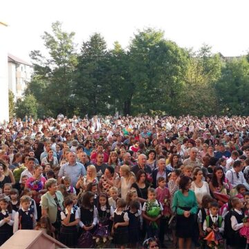 Primarul Ion Lungu a fost și în acest an alături de copii, părinți și profesori din toate cartierele Sucevei, la deschiderea anului școlar