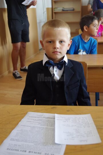 Pe copiii din Pătrăuți nu i-a așteptat nimeni cu flori în prima zi de școală