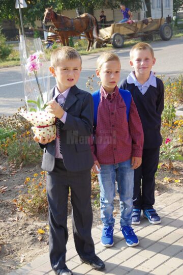 Pe copiii din Pătrăuți nu i-a așteptat nimeni cu flori în prima zi de școală