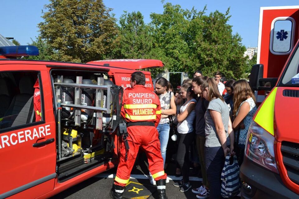 Tinerii s-au putut familiariza cu tehnica aflată în dotarea pompierilor suceveni
