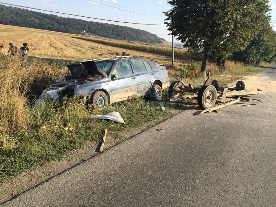 Șoferul autoturismului VW spune că nu a observat căruța, care a apărut deodată în față de după dubă