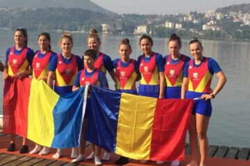 Barca de 8+1 la junioare I în care au tras și trei sportive din jude", Magdalena Rusu(prima), Larisa Roșu(a cincea) și Gabriela Bordei (a șaptea)