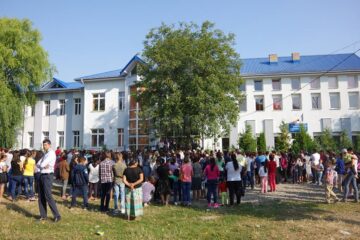 După câteva ore de curs, elevii din cele două schimburi sunt nevoiți să folosească toaleta din curte, iar pe mâini se pot spăla la o pompă stradală