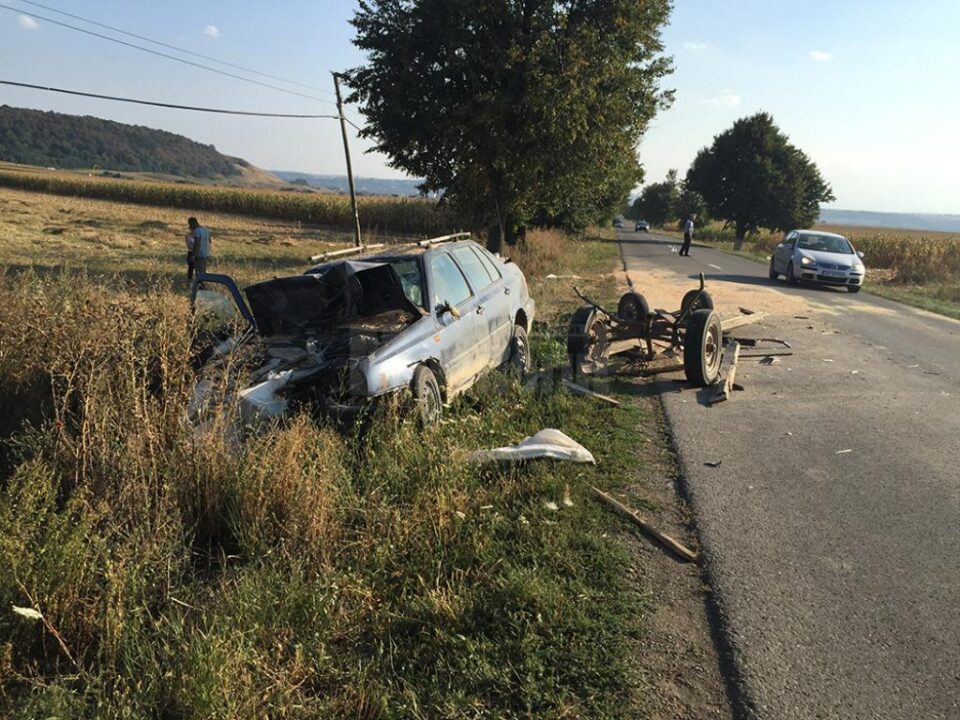 În urma impactului puternic, o femeie și un copil din căruță au ajuns la spital
