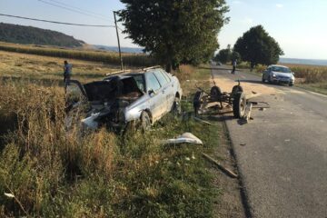 În urma impactului puternic, o femeie și un copil din căruță au ajuns la spital