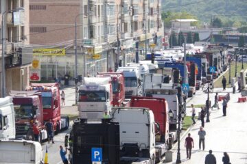 Centrul Sucevei a fost blocat de zeci de tiruri ale transportatorilor care contestă creșterea tarifelor RCA