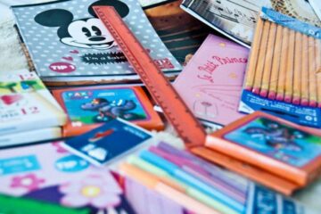 Ministerul Educației menține și în acest an școlar programul social „Rechizite școlare”. Foto: ziuadeconstata.ro