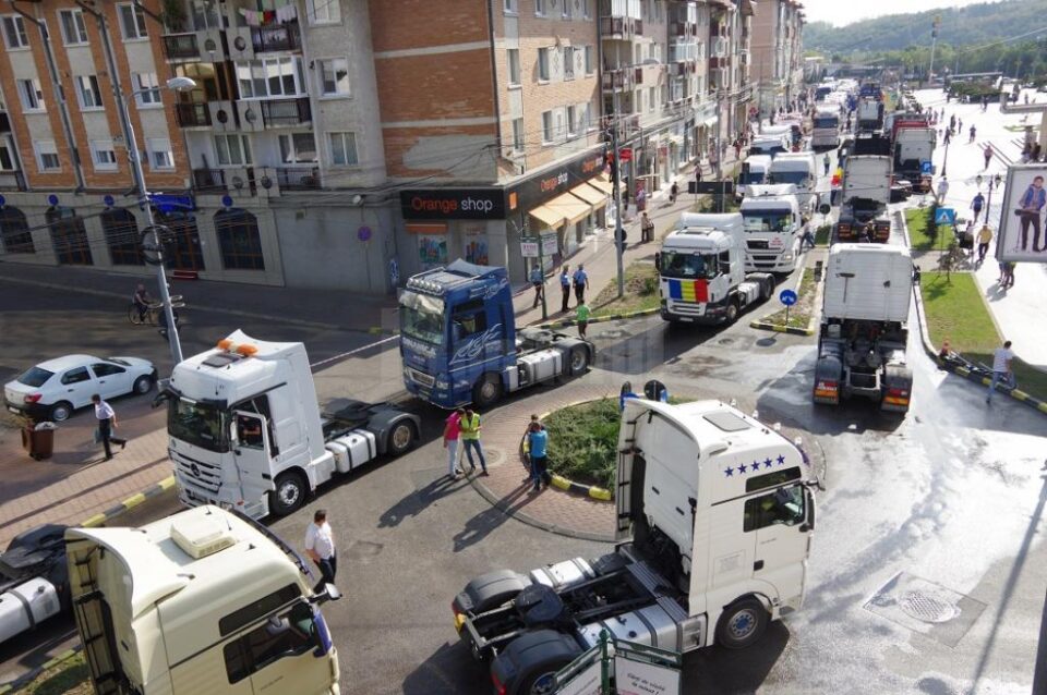Centrul Sucevei a fost blocat de zeci de tiruri ale transportatorilor, care contestă creșterea tarifelor RCA