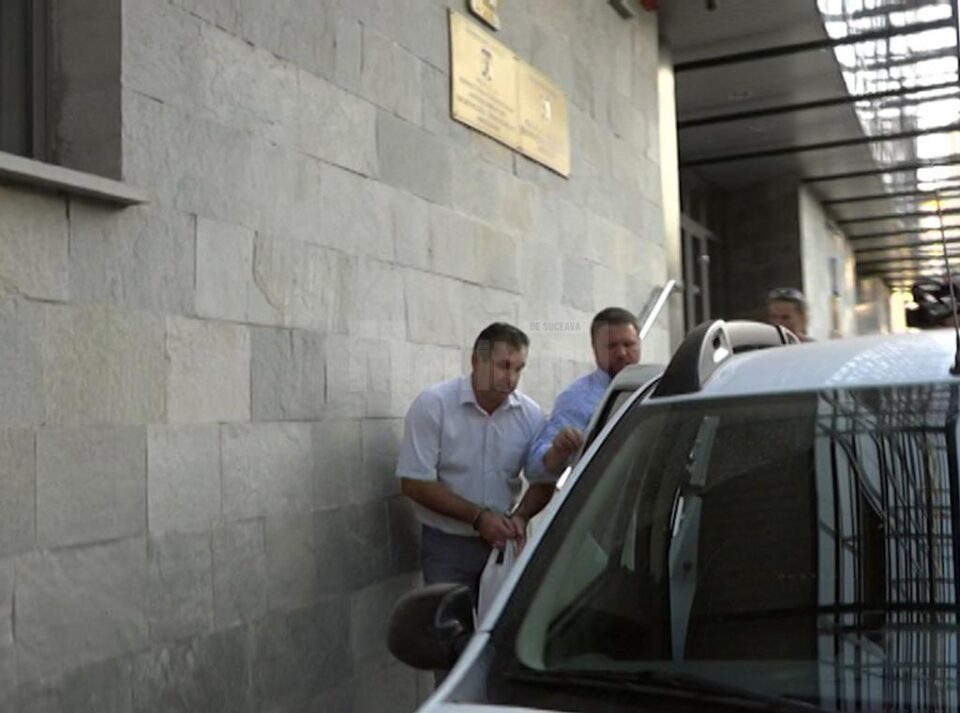 Ilie Lungu, primarul orașului Salcea, a fost reținut aseară de procurorii Direcției Naționale Anticorupție, Serviciul Teritorial Suceava, pentru o perioadă de 24 de ore Ilie Lungu, primarul orașului Salcea, a fost reținut aseară de procurorii Direcției Naționale Anticorupție, Serviciul Teritorial Suceava, pentru o perioadă de 24 de ore