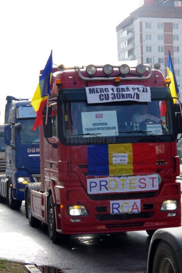 Centrul municipiului Suceava a fost blocat ieri de zeci de tiruri ale transportatorilor, care au protestat împotriva creșterii tarifelor RCA