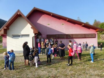 Haos la școala din Sadău, după ce zeci de părinți și elevi au intrat cu forța în clădirea pe care constructorul a pus lacătul