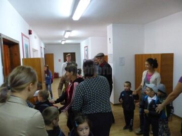 Părinții au intrat cu forța în școală