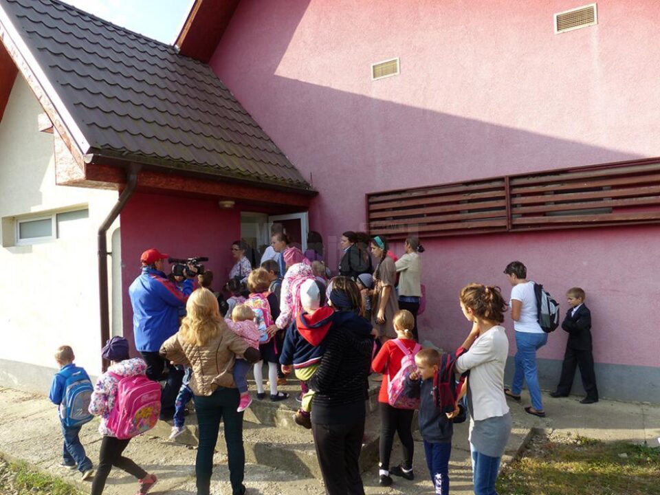 Din prima zi de școală, profesorii și elevii nu au fost lăsați să intre în unitate