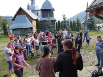 Haos la școala din Sadău, după ce zeci de părinți și elevi au intrat cu forța în clădirea pe care constructorul a pus lacătul