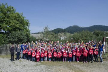 Peste 500 de ghiozdane complet echipate au ajuns la elevii nevoiași din comuna Stulpicani