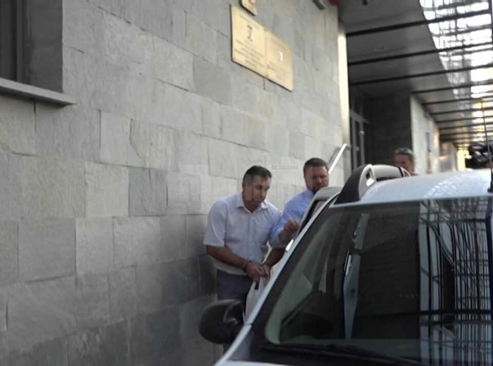 Ilie Lungu, primarul orașului Salcea, a fost reținut aseară de procurorii Direcției Naționale Anticorupție, Serviciul Teritorial Suceava, pentru o perioadă de 24 de ore Ilie Lungu, primarul orașului Salcea, a fost reținut aseară de procurorii Direcției Naționale Anticorupție, Serviciul Teritorial Suceava, pentru o perioadă de 24 de ore